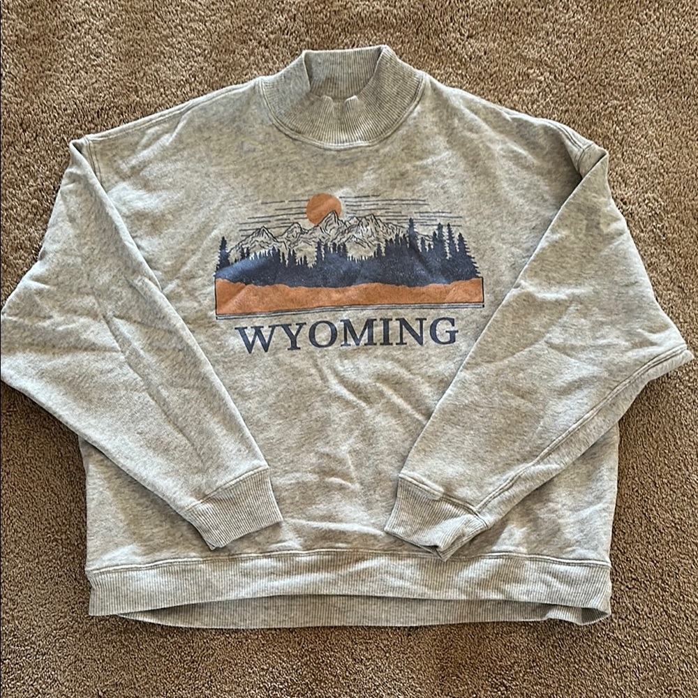 American Eagle Gray Wyoming Graphic Women’s Sweatshirt